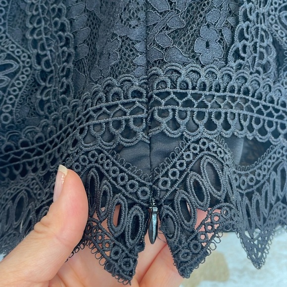 Scalloped Cut-out lace Top - Picture 5 of 8